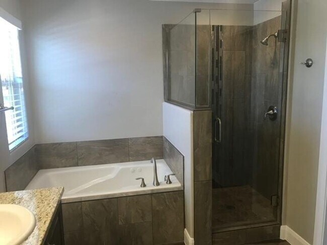 Foto del edificio - 3 Bedroom Townhome in Santa Clara