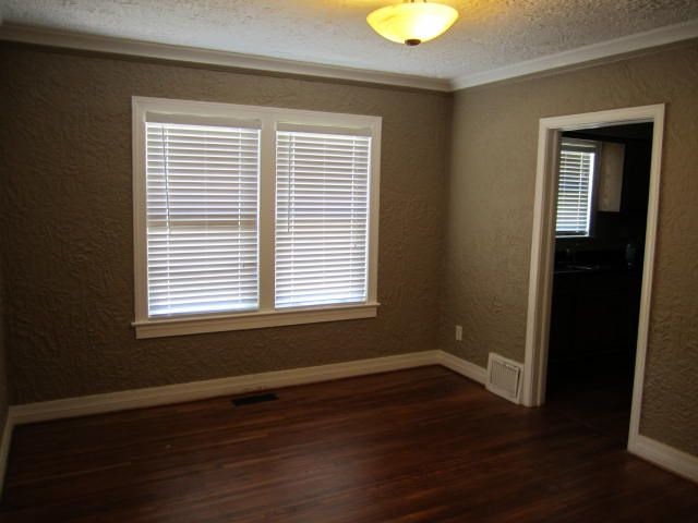 Building Photo - Charming home near Utica Square