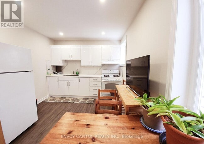 Building Photo - 309 Oakwood Ave