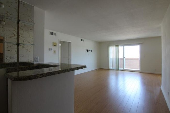 Building Photo - 2 bedroom in West Hollywood CA 90069