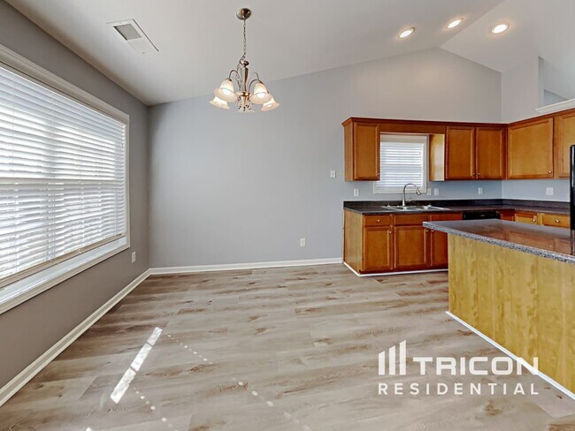 Building Photo - 247 Lantana Dr