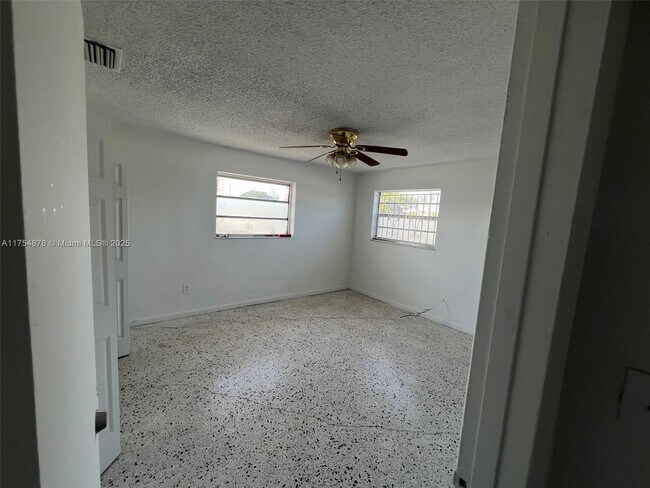 Foto del edificio - 887 W 29th St