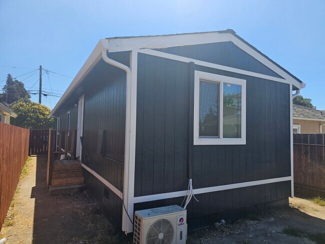 Building Photo - 639-643 S Elmhurst Ave