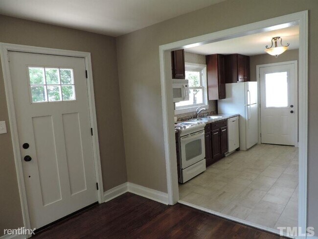 Building Photo - 2 br, 1 bath House - 207 S Briggs Ave