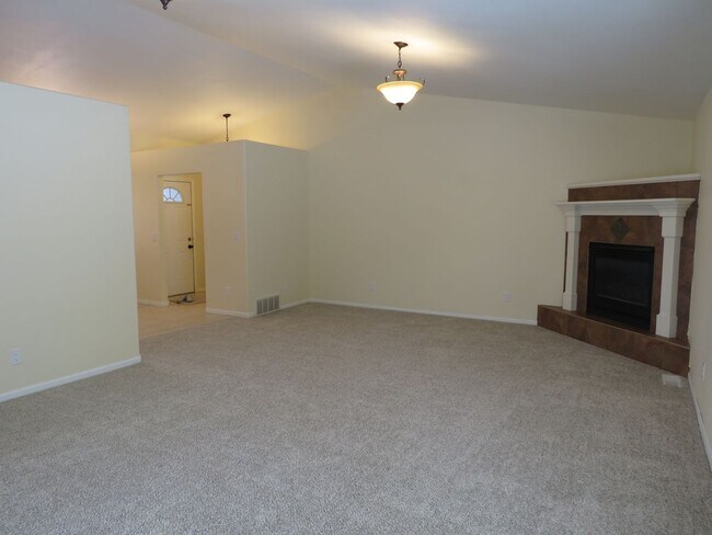 Foto del edificio - 5 Bed/ 3 Bath/ 3 Car Garage Gorgeous Executive Home in Coveted Castlewood Subdivision