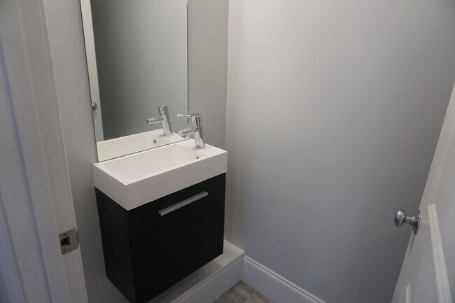 Foto del edificio - $3,850 Renovated 3BR Near Boston College | Parking Included | Updated Kitchen & Bath