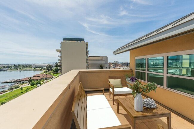 Foto del edificio - Penthouse loft with a private rooftop patio