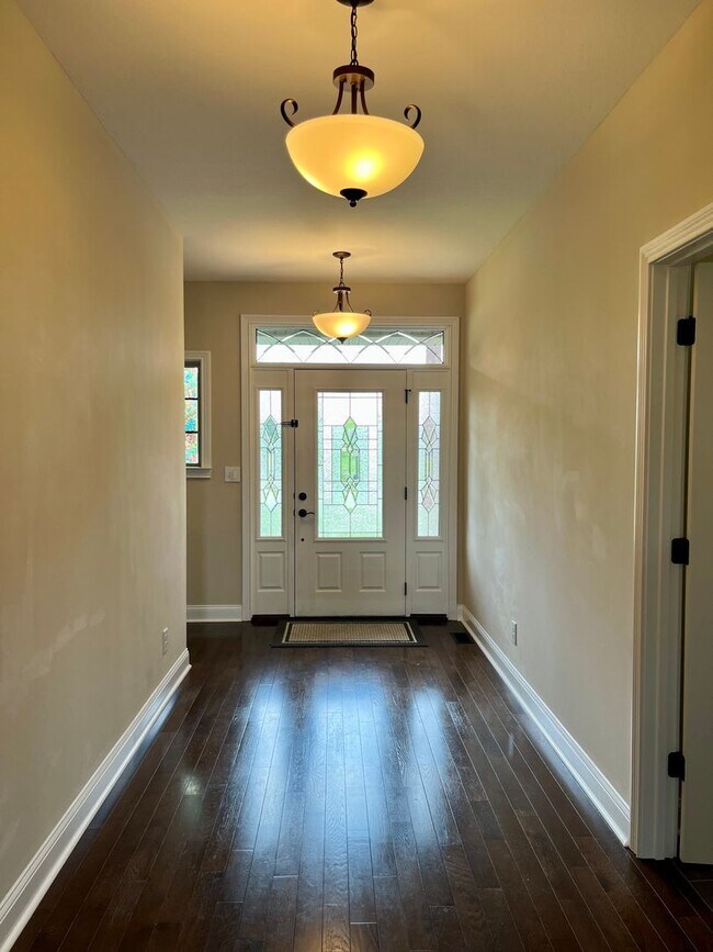 Building Photo - Large Executive Home in Adams with Easy Ac...