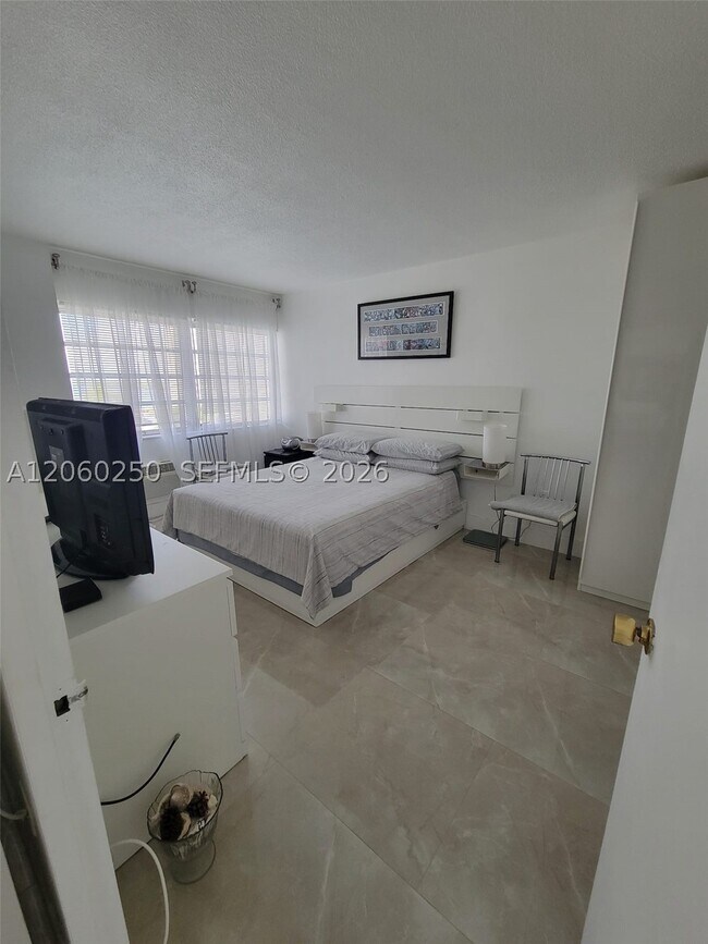 Foto del edificio - 220 Kings Point Dr