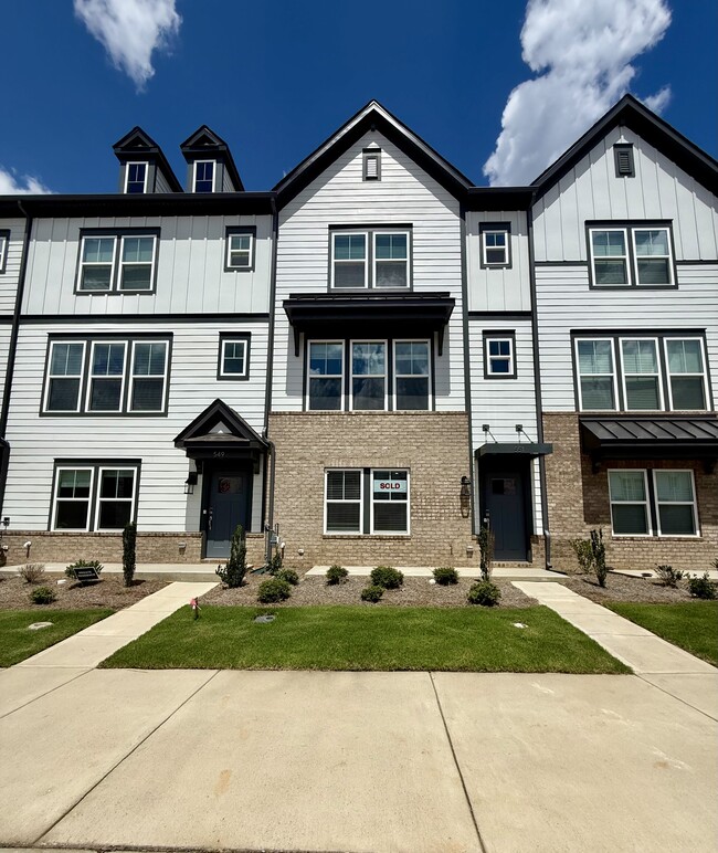 Building Photo - 551 Silver Star Blvd