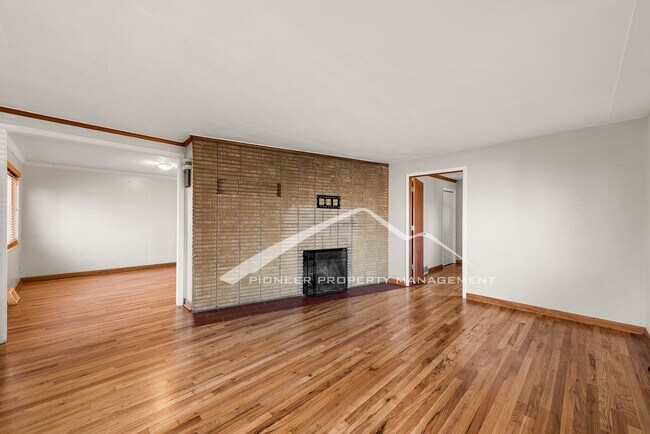 Foto del edificio - Beautiful Home with Garage/Carport and Fenced Yard