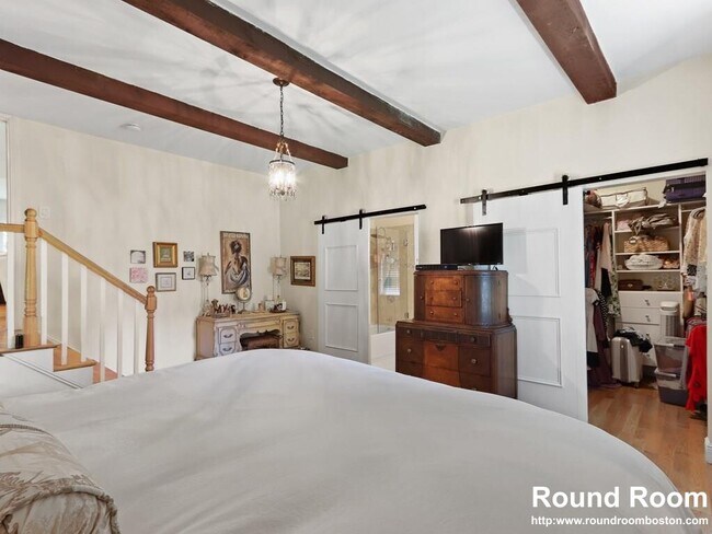 Building Photo - 66 Saunders St