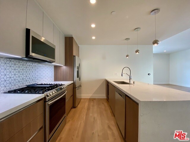 Foto del edificio - 8017 Norton Ave