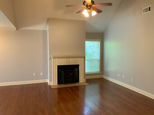 Building Photo - 3 Bedroom Family Rental
