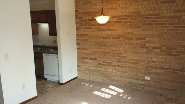 Building Photo - 302 Dowe St