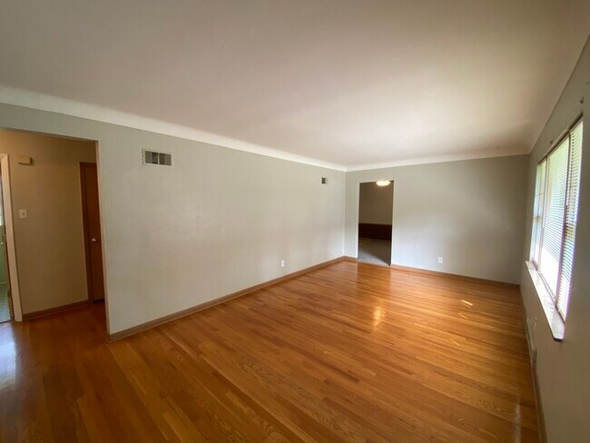Foto del edificio - large Home 3 bed 1.5 bath