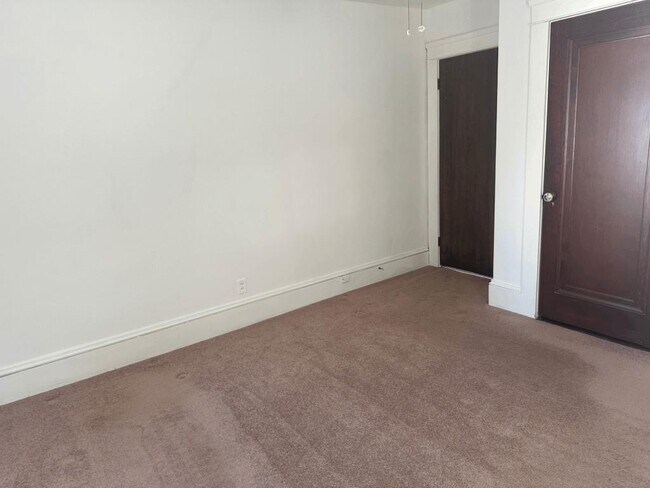 Foto del edificio - 246 George Waterman Rd