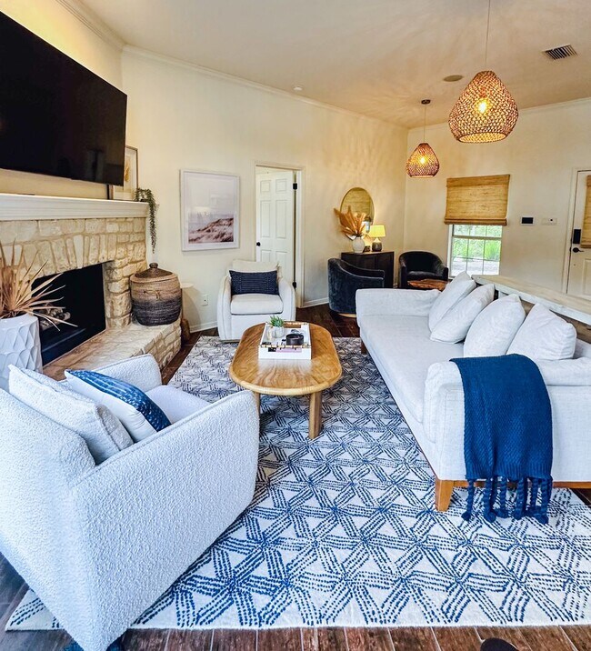 Foto del edificio - *** Lake Austin House * Waterfront * Lush 2 Acre Yard w/ Boat Dock * Pet Friendly * Fully Furnish...