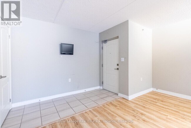 Photo du bâtiment - 1460 Main St E