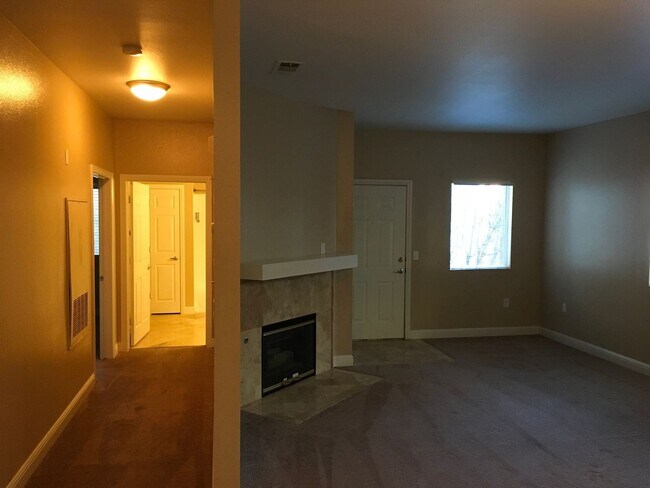 Foto del edificio - Gorgeous 2Bed/2Bath, 2nd-Story Condo locat...