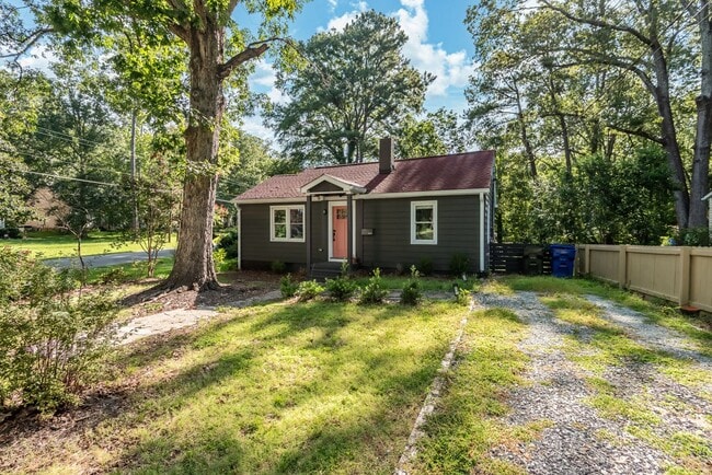 Building Photo - Charming Cottage available in Colonial Vil...