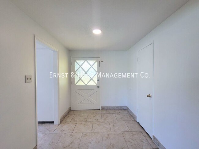 Building Photo - Beautiful 3 bedroom 2 Bath home in Prime C...