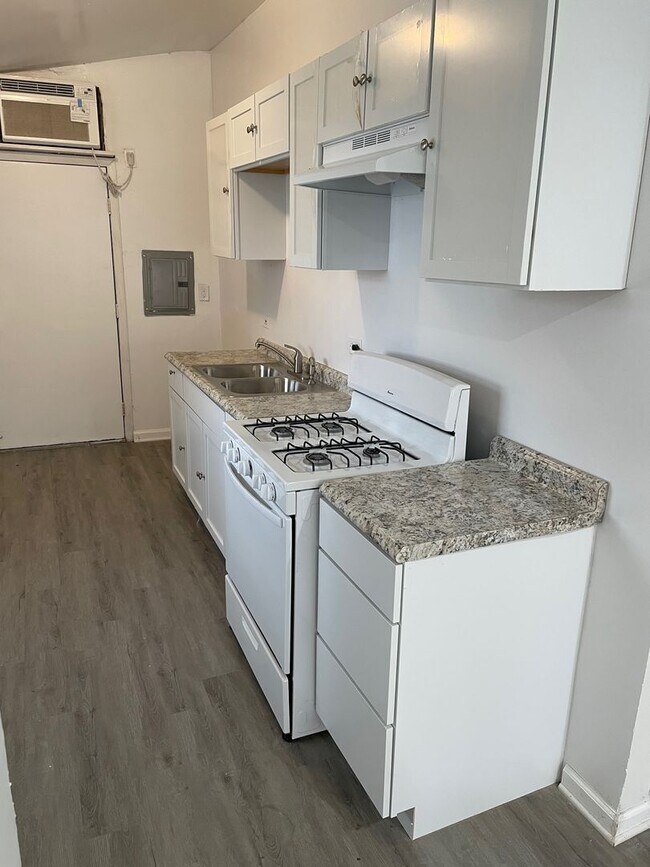 Building Photo - 3 Bedroom Close to Highway - Section 8 Wel...