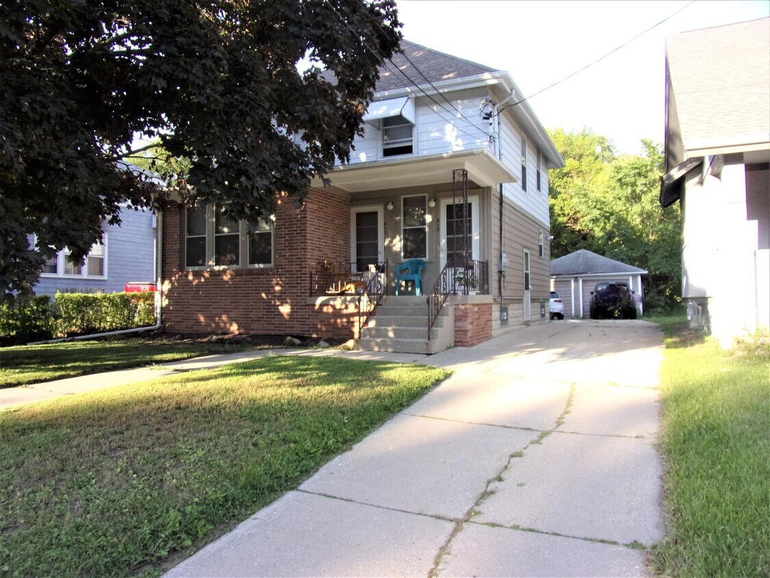 413 Blaine Ave, Racine, WI 53405 Townhome Rentals in Racine WI