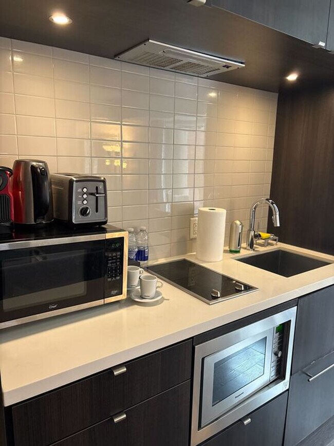 Building Photo - 116 B Yorkville Ave