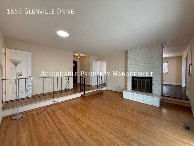 Foto del edificio - 1653 Glenville Dr