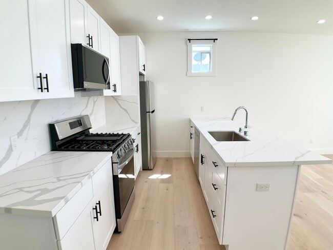 Foto del edificio - TOP FLOOR REMODELED 2/1. W/D! Dishwasher! ...