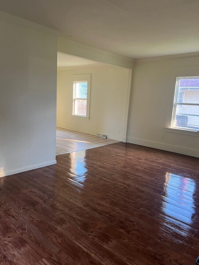 Foto del edificio - 1349 Yates Ave