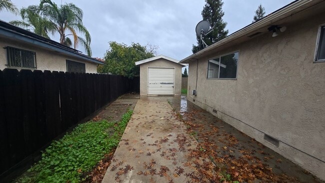 Foto del edificio - 4184 N Briarwood Ave