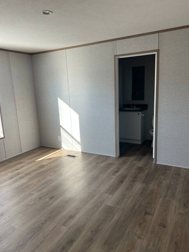 Building Photo - 200 E Zora St