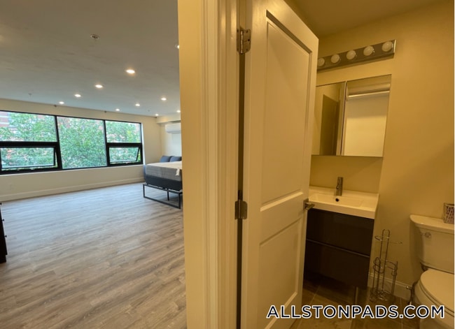 Building Photo - 1028a Commonwealth Ave