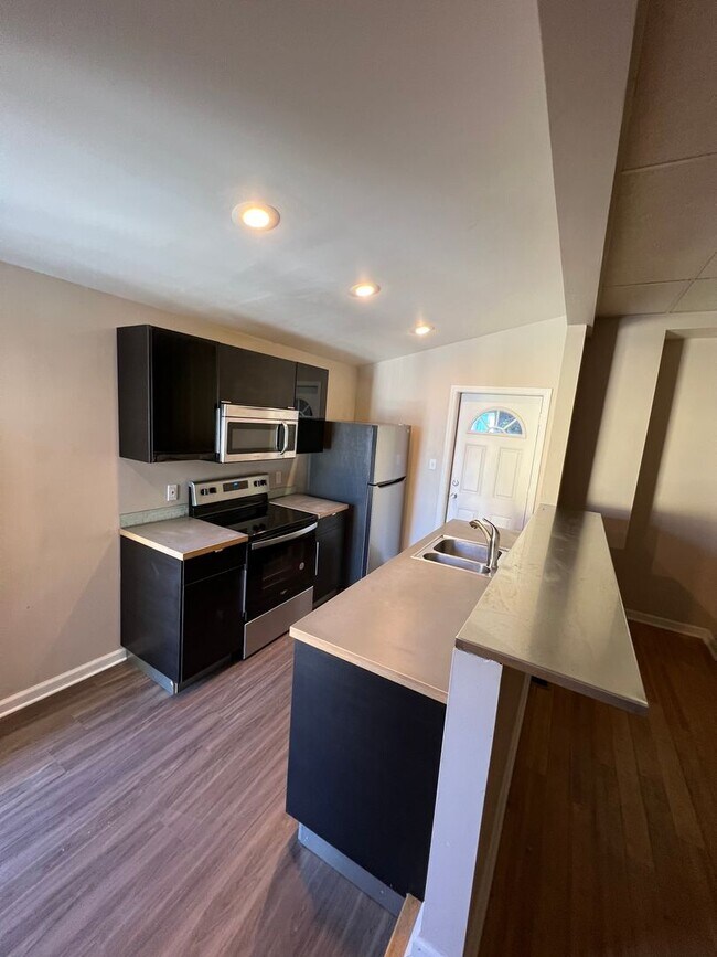 Building Photo - AVAILABLE MAY 2024 - Beautiful, Open-Conce...