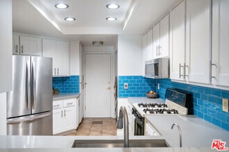 Building Photo - 6638 Clybourn Ave