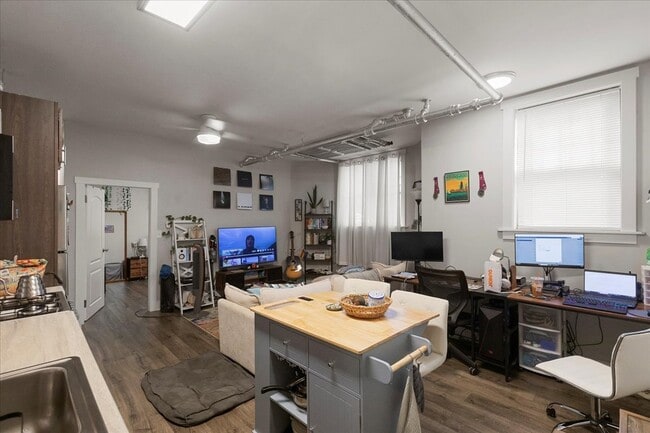 Foto del edificio - 2348 W Addison St