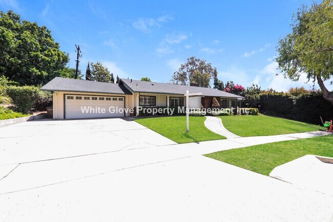 Building Photo - 4 Bedroom Pool Home in Raymond Hills Neigh...