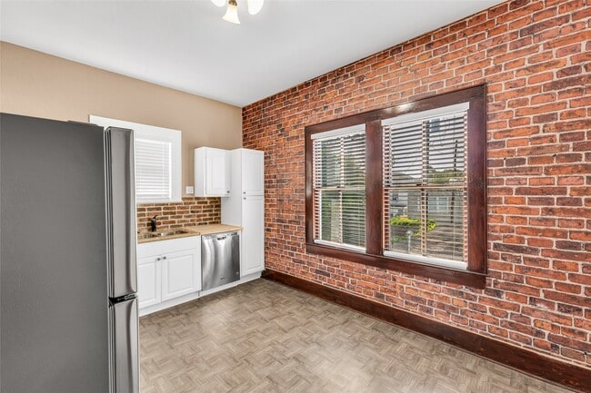 Building Photo - 3010 Avenue Q