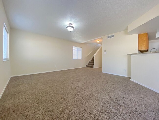 Building Photo - 4bed/2bath plus Bonus Loft!