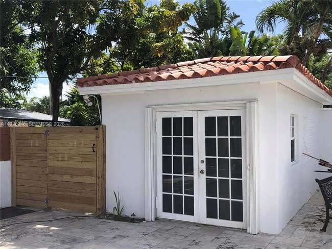 Building Photo - 1501 Calais Dr