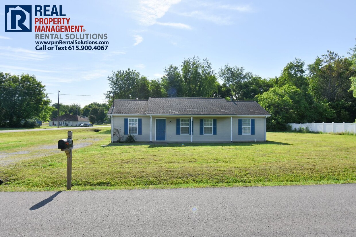 Wonderful 3BR/2BA North Mboro home on nearly an acre lot! - Wonderful 3BR/2BA North Mboro home on nearly an acre lot!