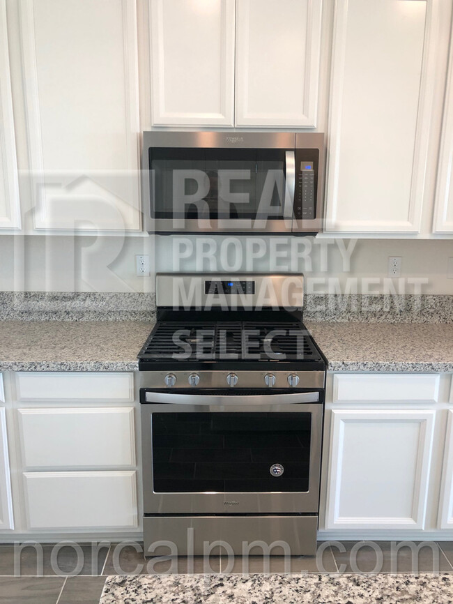 Building Photo - 3 Bed/2.5 Bath Townhouse at Natomas Field!