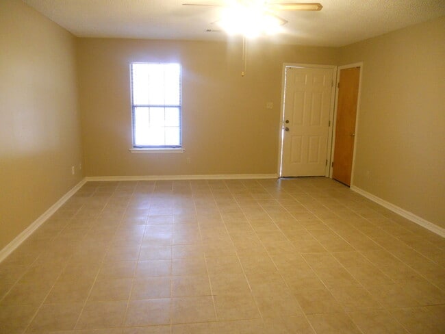 Building Photo - 115 Chiliwood Ln