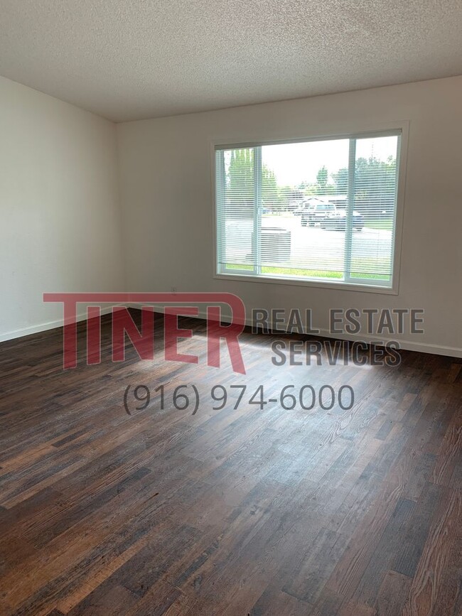 Building Photo - Beautifully Updated 3 Bedroom Home