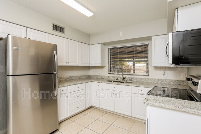 Building Photo - 709 Piedmont Dr SE