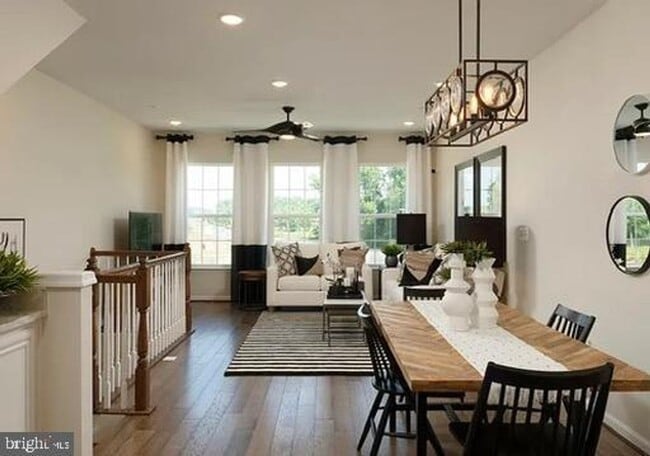 Building Photo - Beautiful former model home, 3bd 3.5bth ho...