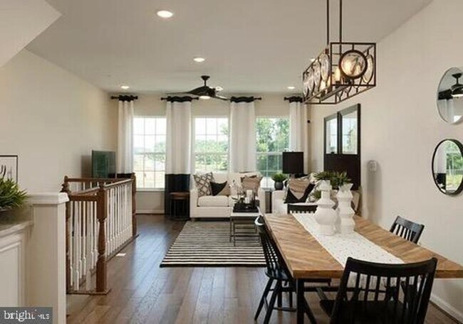 Foto del edificio - Beautiful former model home, 3bd 3.5bth ho...