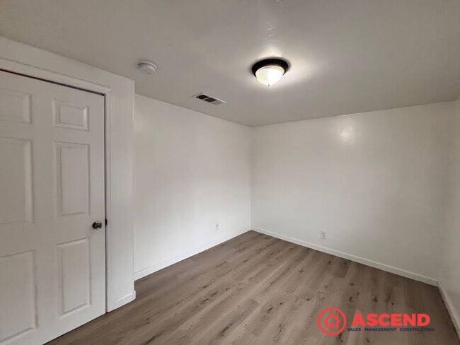 Foto del edificio - 201 E 1st St